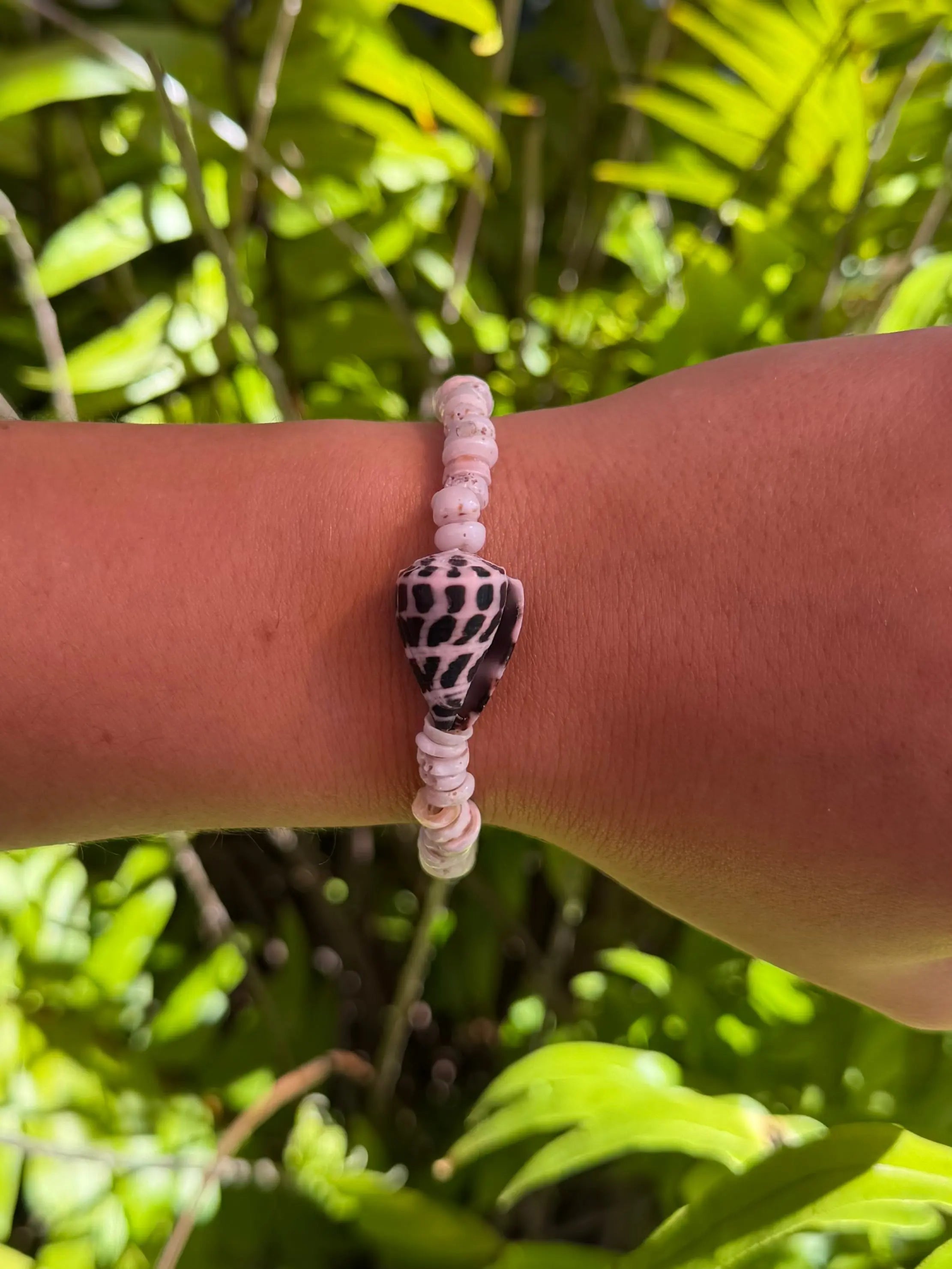 Hebrew Shell Bracelet HALT