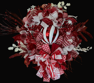 Red and white peppermint Christmas wreath by Bouge Creations – view 4