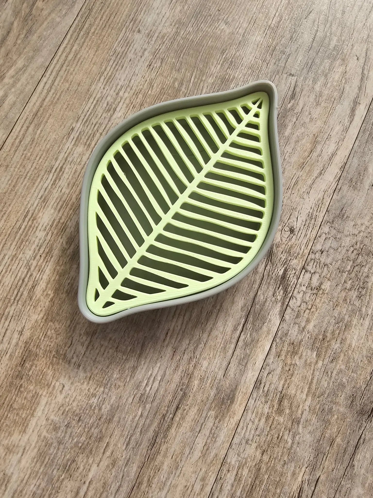 Mini Leaf Quick-Dry Soap Dish (Round Bar Size) by The Tween Space, natural skincare main product photo