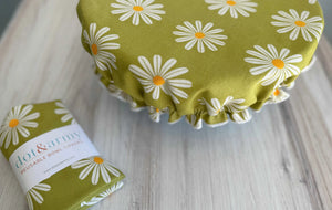 Green reusable bowl cover with white daisy pattern and ruffled edge