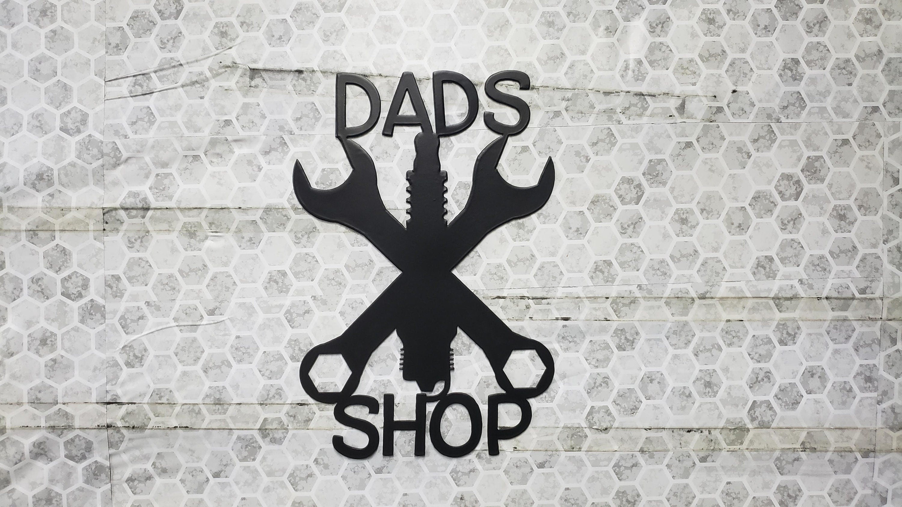 Dad’s Garage Shop Metal Sign – Modern Mancave Art, Cool Gift for Fathers & Workshop Decor