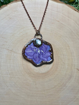Tricksyra- Shell and Flower Necklace